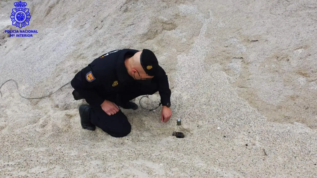 Un agente de policía junto a la granada antes de ser detonada