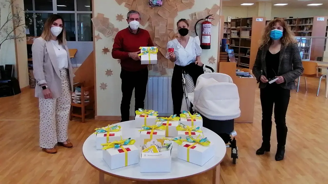 El alcalde de Suances, Andrés Ruiz Moya, y la concejala de Cultura, Arancha Prieto, junto a la primera familia a la que se ha hecho entrega del lote de bienvenida a la lectura