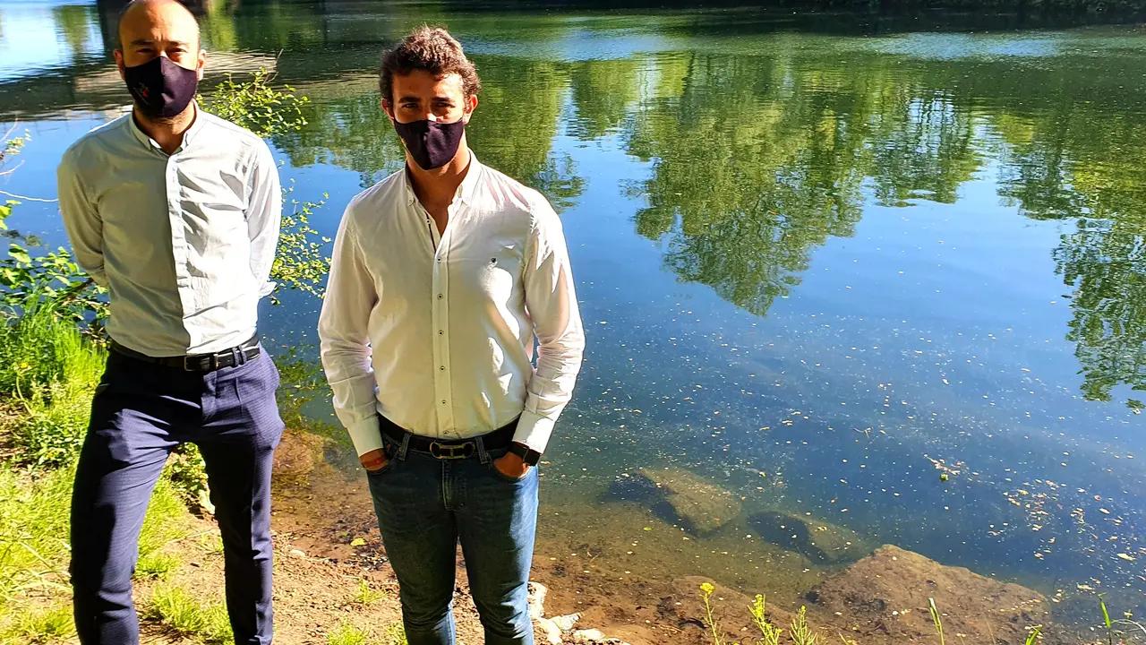 El alcalde, Javier L&oacute;pez Estrada, y el concejal de Deportes, Nacho Gonz&aacute;lez, en el r&iacute;o Saja-Besaya