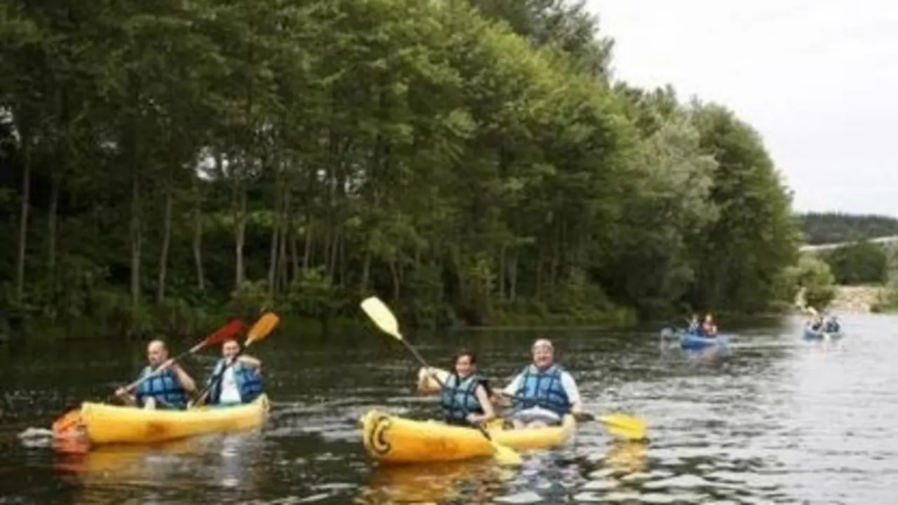Paseos en canoa por el r&iacute;o
