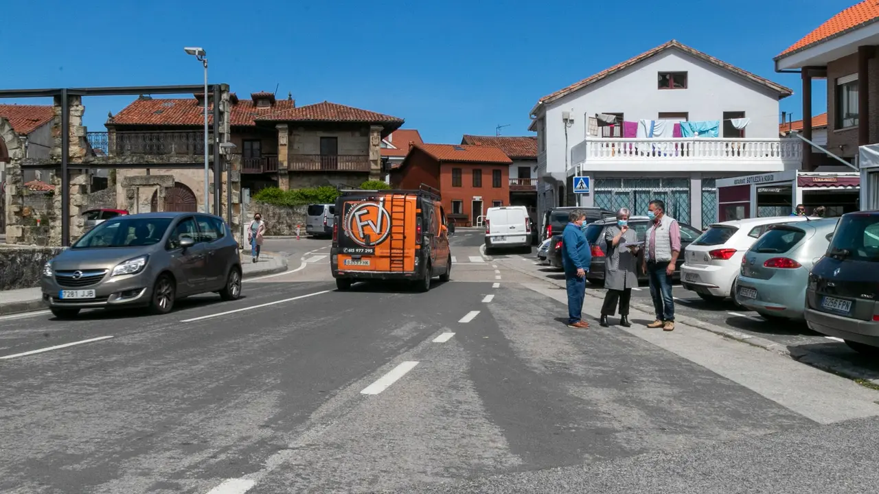 La alcaldesa de Polanco, Rosa D&iacute;az, y el concejal de Barrios, Fernando Sa&ntilde;udo, explican a un vecino las actuaciones en la zona