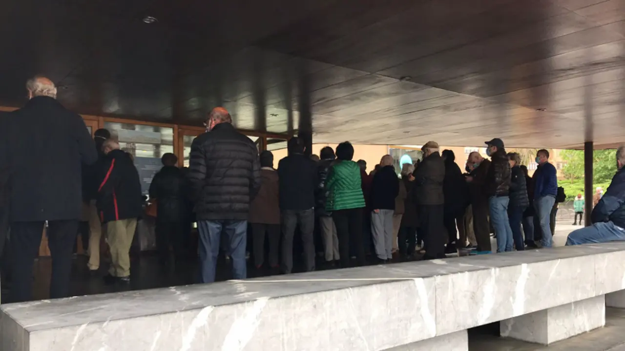 Colas en el Palacio de Exposiciones para continuar con el plan de vacunación