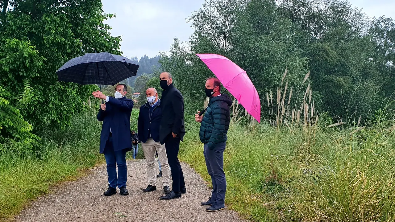 El director general de Urbanismo y Ordenaci&oacute;n del Territorio, Francisco G&oacute;mez Blanco, y los alcaldes de Torrelavega y Santillana del Mar, Javier L&oacute;pez Estrada y &Aacute;ngel Rodr&iacute;guez, visitan la zona de El Patatal
AYUNTAMIENTO DE TORRELAVEGA
28/4/2021