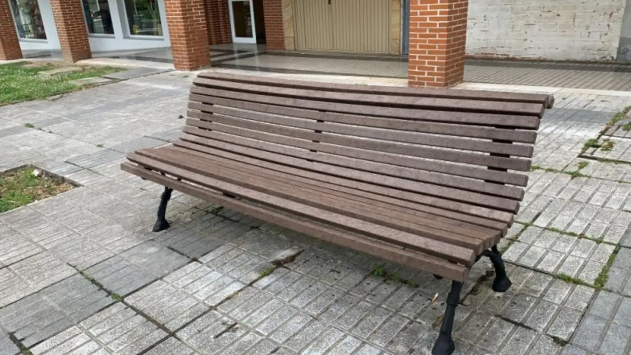 Primer banco con 'pl&aacute;stico de rechazo' instalado en Renedo