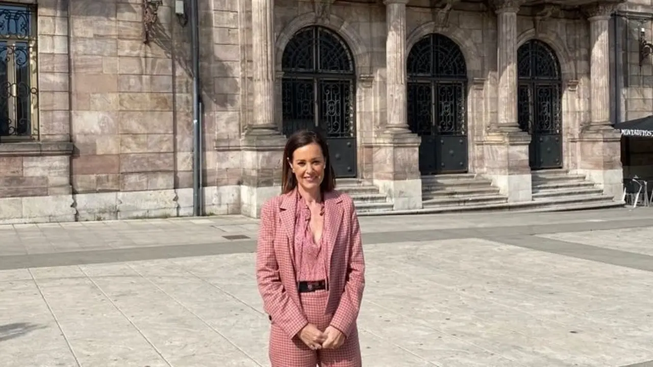 Marta Fern&aacute;ndez-Teijeiro junto al Palacio Municipal