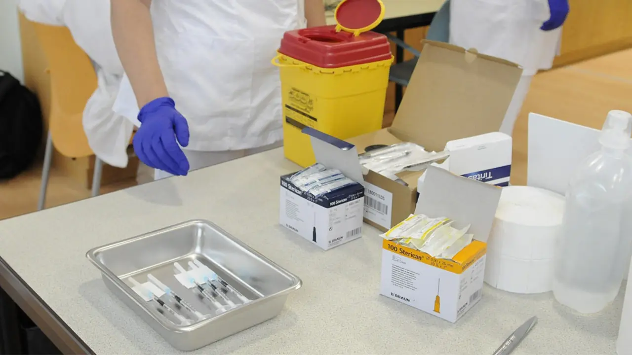 Una mesa con distintas vacunas de Covid-19 preparadas para administrar