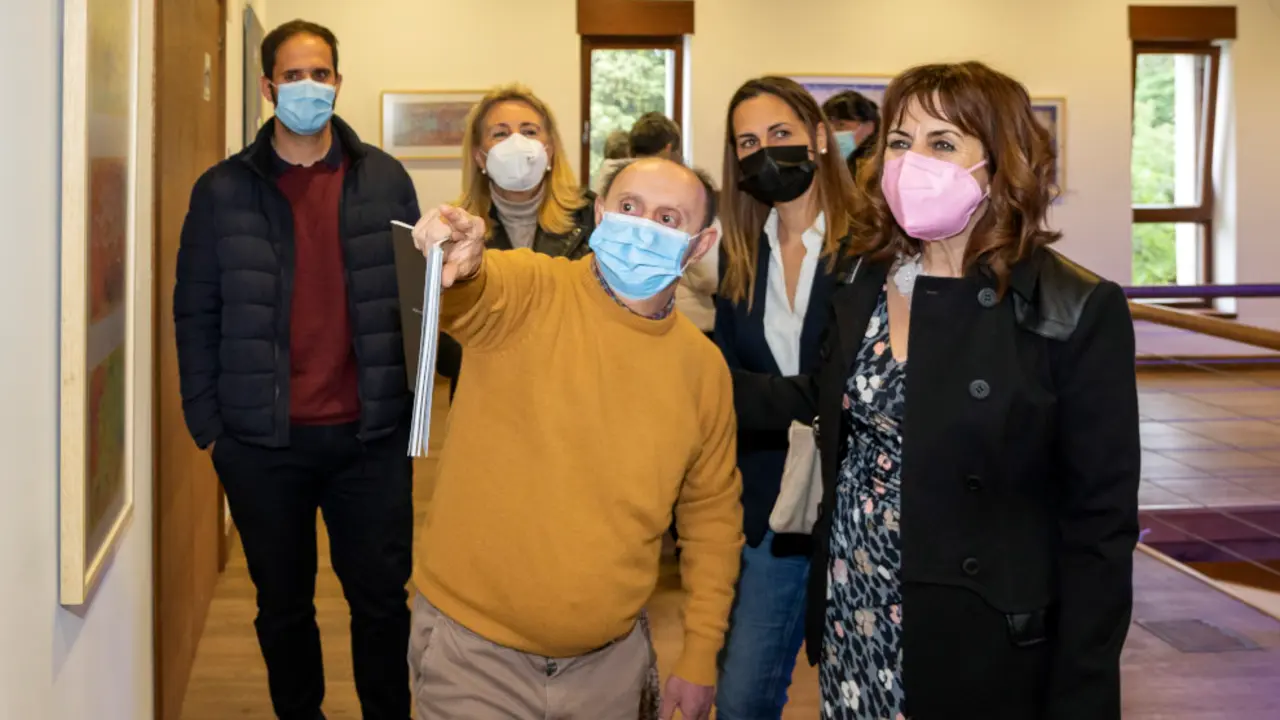 La consejera de Empleo y Políticas Sociales, Ana Belén Álvarez, inaugura la exposición &ldquo;Impronta&rdquo; del Atelier de Sierrallana
