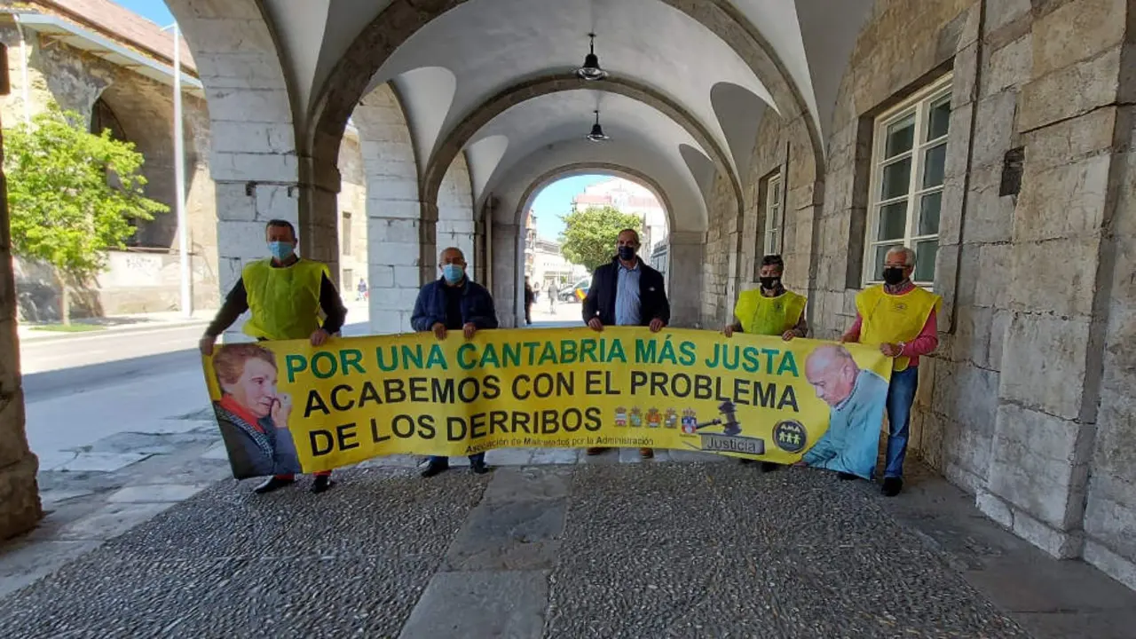 Asociación de Maltratados por la Administración se concentra en el Parlamento