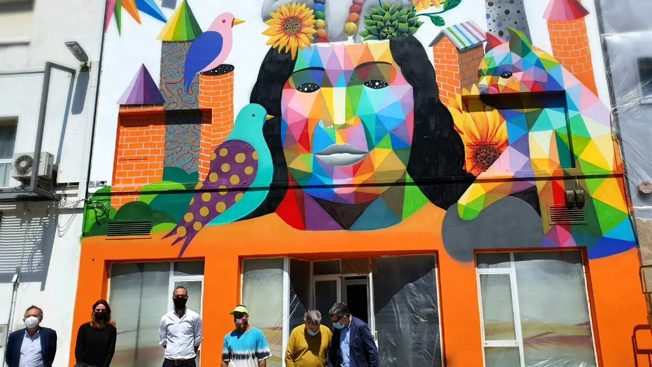 Obra realizada por el artista Okuda en la fachada de Coorcopar en Torrelavega