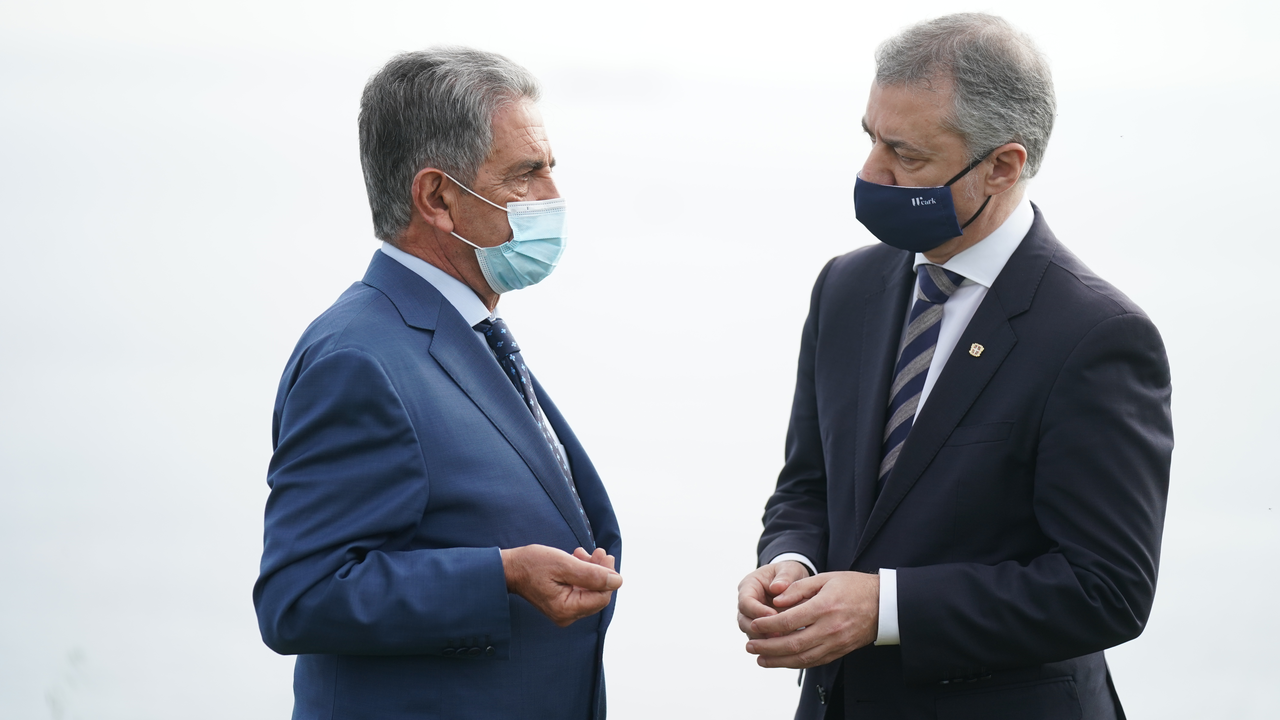  El presidente de Cantabria, Miguel Ángel Revilla y el Lehendakari, Iñigo Urkullu charlan durante su encuentro en el barrio de Kobaron de la localidad vizcaína de Muskiz en una foto de archivo