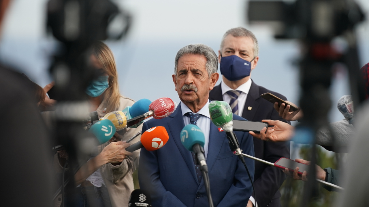 El presidente de Cantabria, Miguel Ángel Revilla, ofrece declaraciones a los medios de comunicación tras su encuentro con el lehendakari, Íñigo Urkullu | Foto de archivo de su visita a la zona