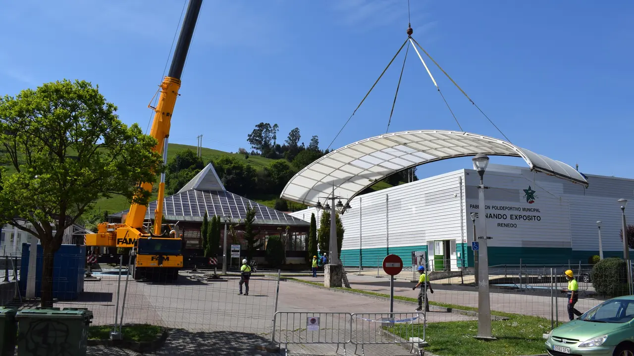 Inicio obras de remodelaci&oacute;n de la cubierta de la piscina de Renedo