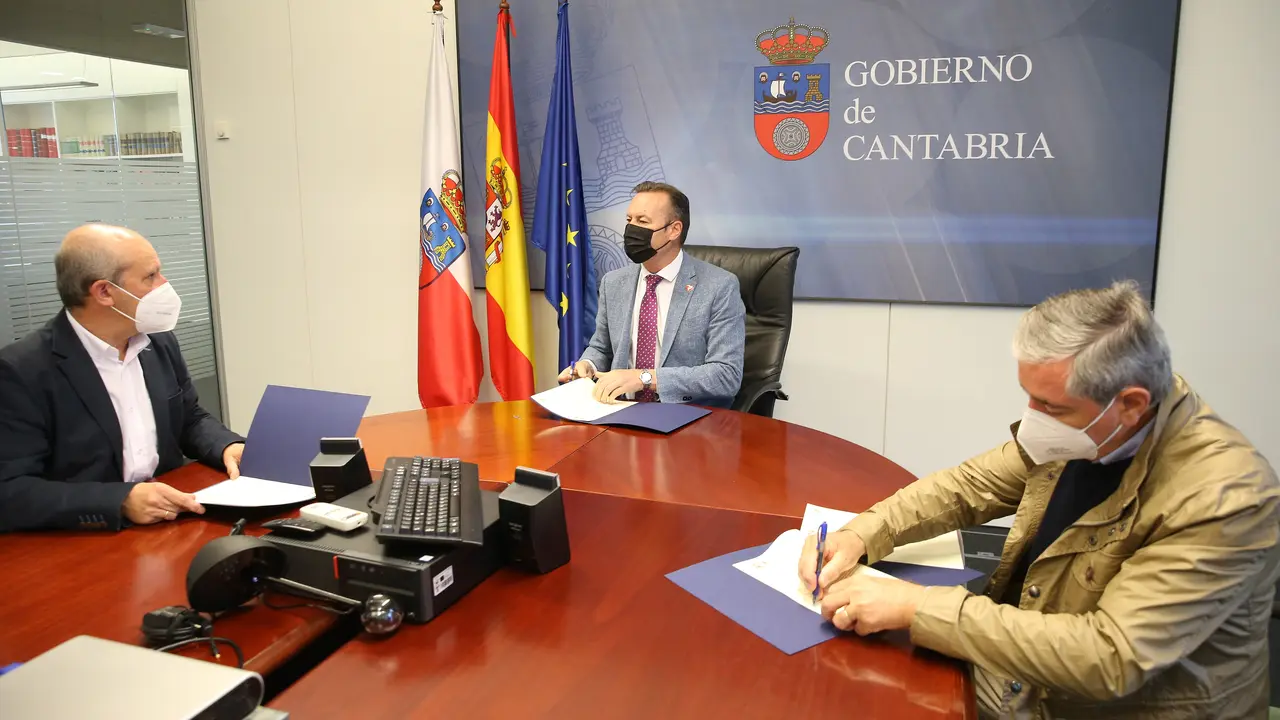 El consejero de Desarrollo Rural, Ganader&iacute;a, Pesca, Alimentaci&oacute;n y Medio Ambiente, Guillermo Blanco, firma un convenio de colaboraci&oacute;n con el alcalde de Suances para la ampliaci&oacute;n y mejora de la red de saneamiento de este municipio