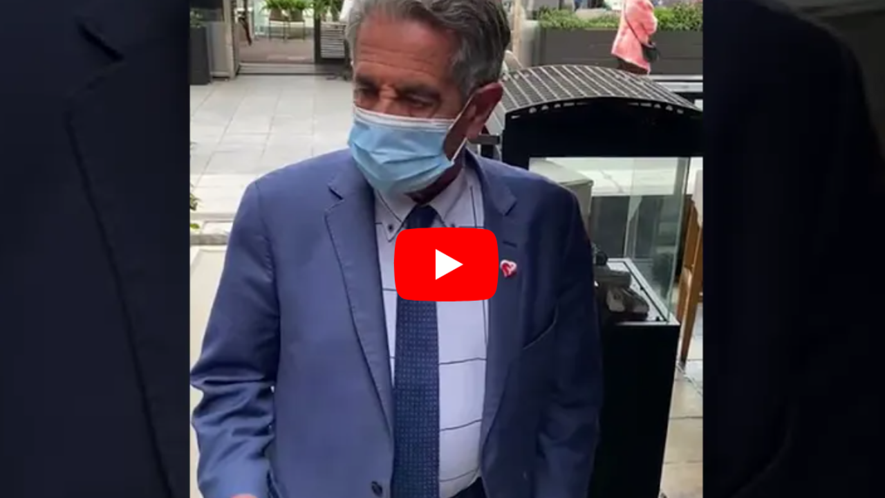 Revilla protagoniza una pol&eacute;mica por el cierre del interior de la hosteler&iacute;a al ser increpado tras comer en un restaurante