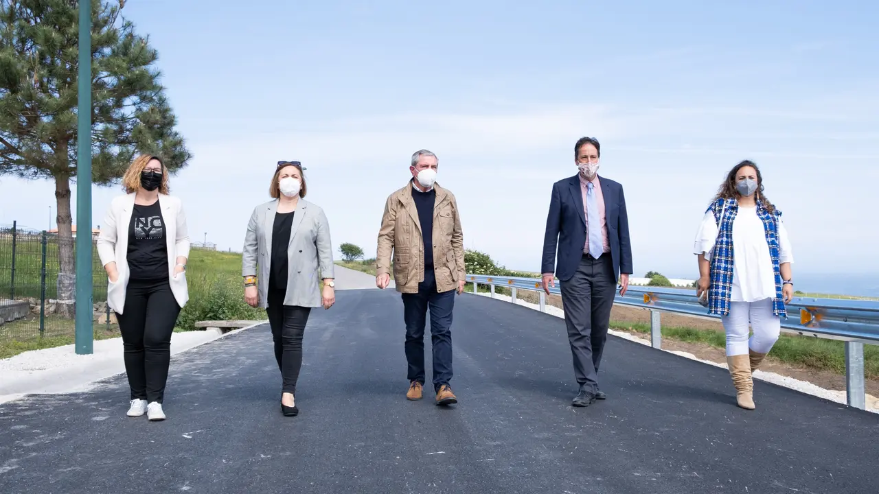 El consejero de Obras P&uacute;blicas, Ordenaci&oacute;n del Territorio y Urbanismo, Jos&eacute; Luis Gochicoa, visita las obras que se han acometido en el acceso a la playa del Sable