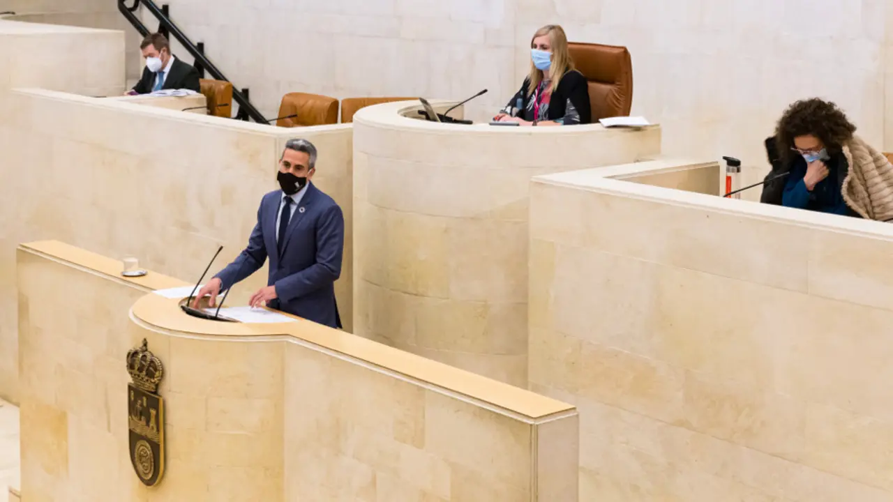 El vicepresidente regional, Pablo Zuloaga, en la Comisión de Cultura del Parlamento