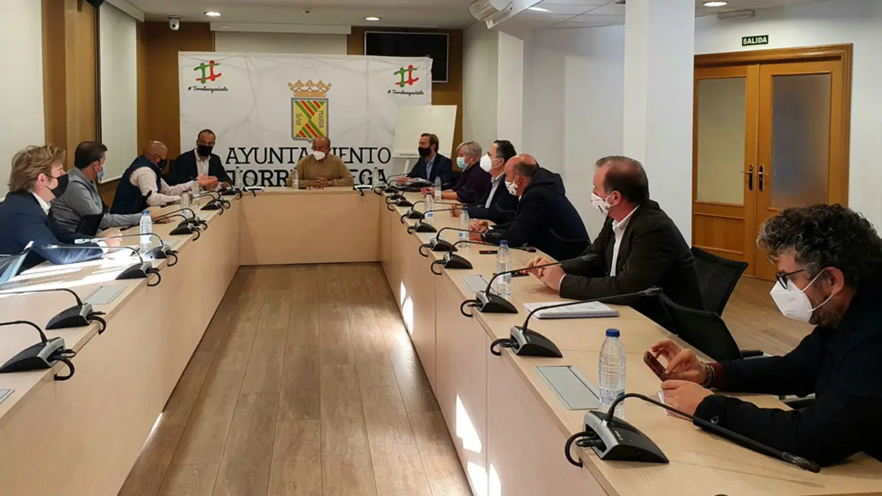 Reunión del consejero de Transporte y los alcaldes del Besaya sobre la comarcalización