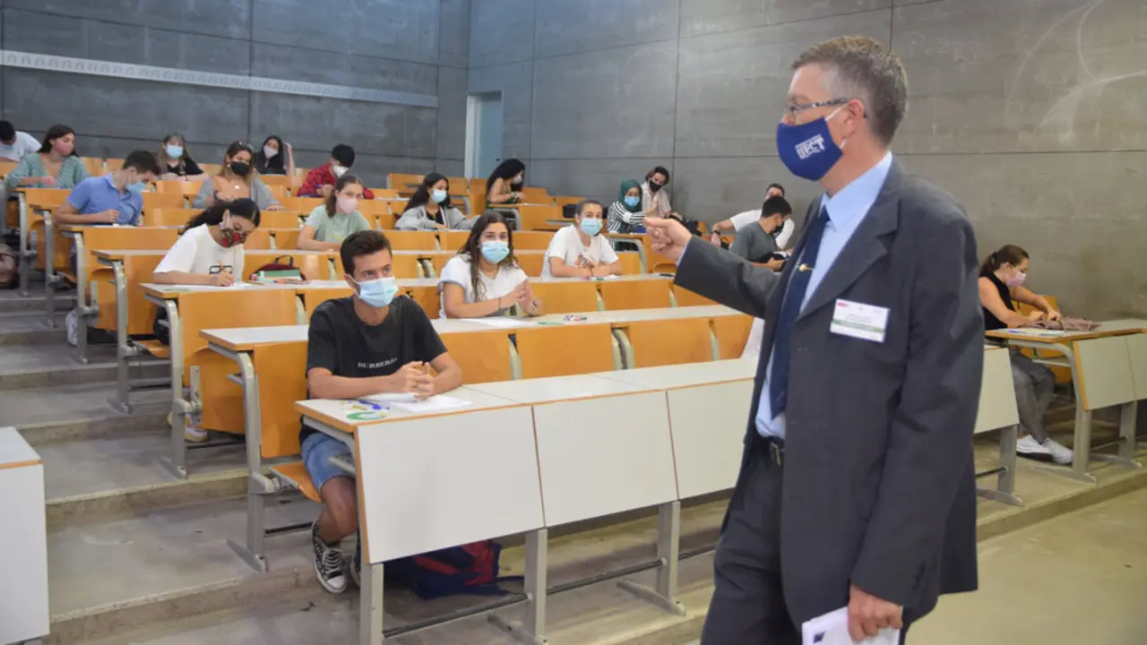 Un profesor supervisa las pruebas de la EBAU en la UPCT