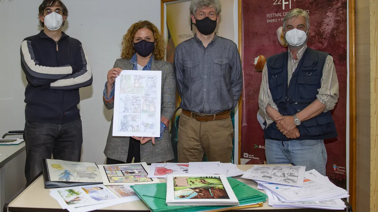 La concejala de Juventud, Patricia Portilla, con miembros del jurado del concurso de c&oacute;mics