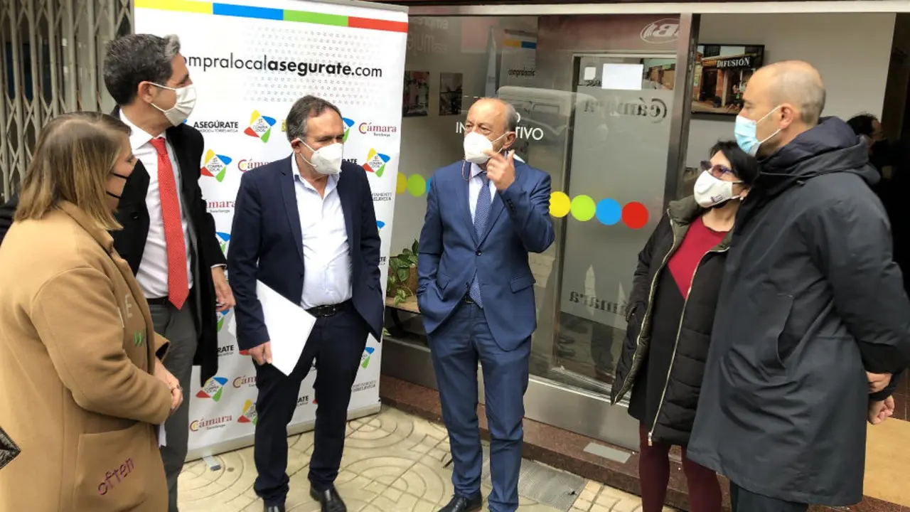El consejero de Industria, Javier López Marcano, y otros asistentes a la presentación de la campaña de apoyo al comercio de Torrelavega Bono 39300. Foto| Archivo