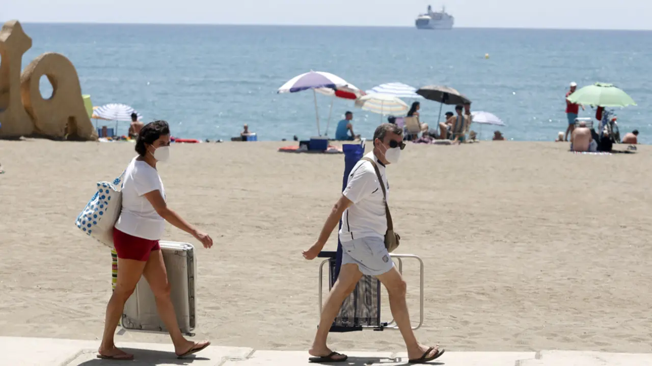 Dos personas con mascarilla acceden a la playa de La Malagueta. En M&Atilde;&iexcl;laga (Andaluc&Atilde;&shy;a, Espa&Atilde;&plusmn;a), a 19 de julio de 2020.

19 JULIO 2020

&Atilde;lex Zea

  (Foto de ARCHIVO)

17/7/2020