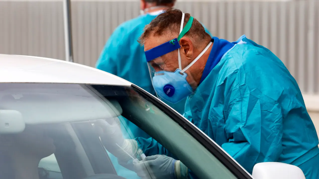 Dispositivo sanitario de la prueba test del PCR para detectar la infección por coronavirus a las personas desde su coche