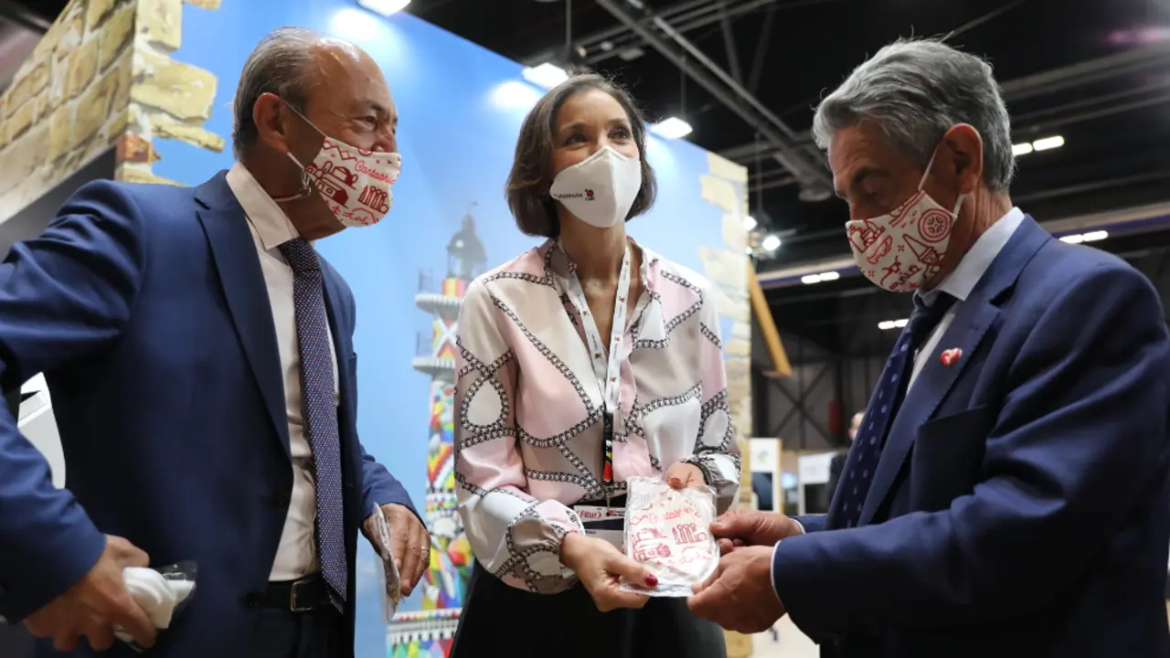 El consejero de Industria, Turismo, Innovación, Transporte y Comercio en Cantabria, Javier López Marcano; la ministra de Industria, Comercio y Turismo, Reyes Maroto, y el presidente de Cantabria, Miguel Ángel Revilla, en Fitur 2021