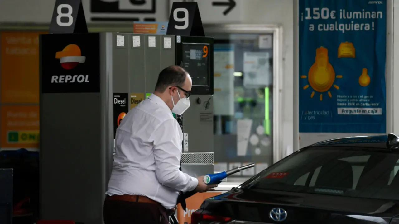 Un hombre echa gasolina a su coche en una gasolinera