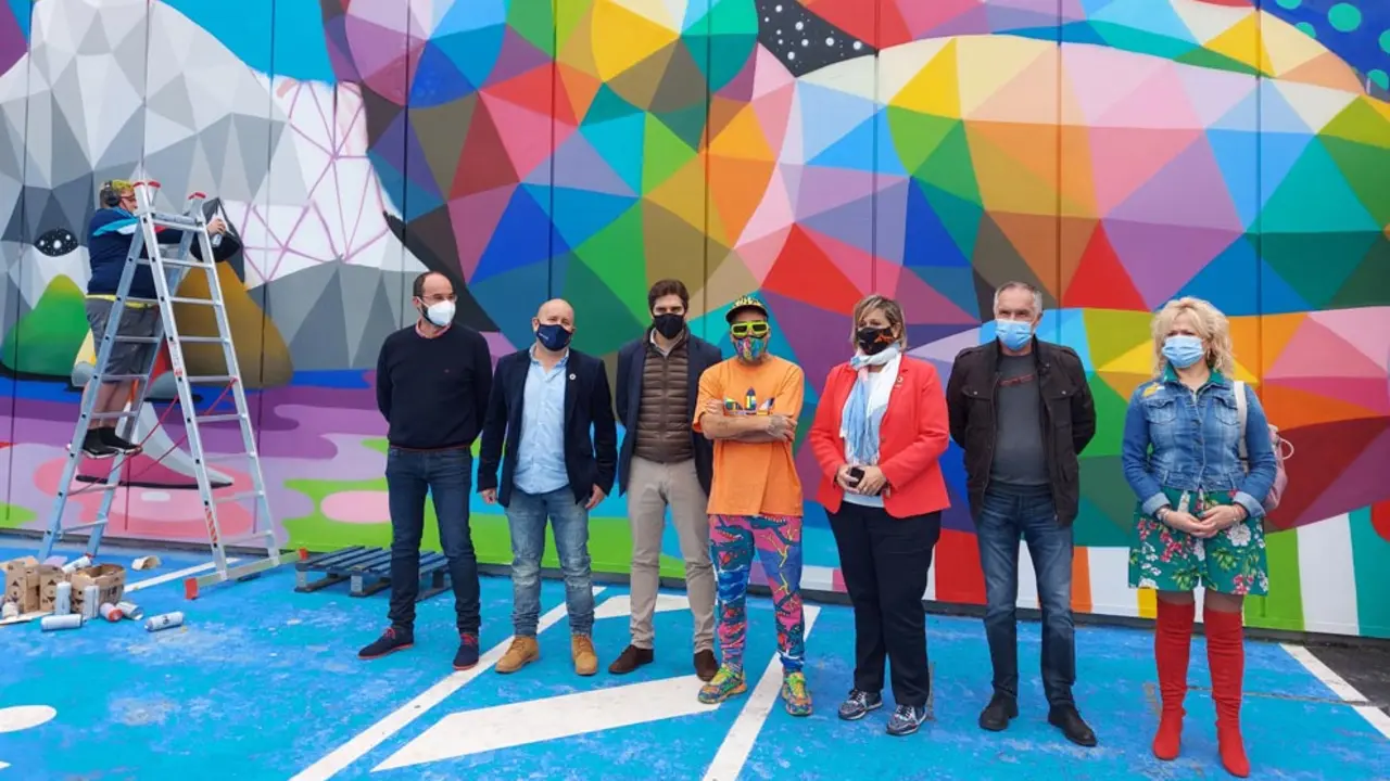 Okuda decora un mural en el centro comercial Bahía Real