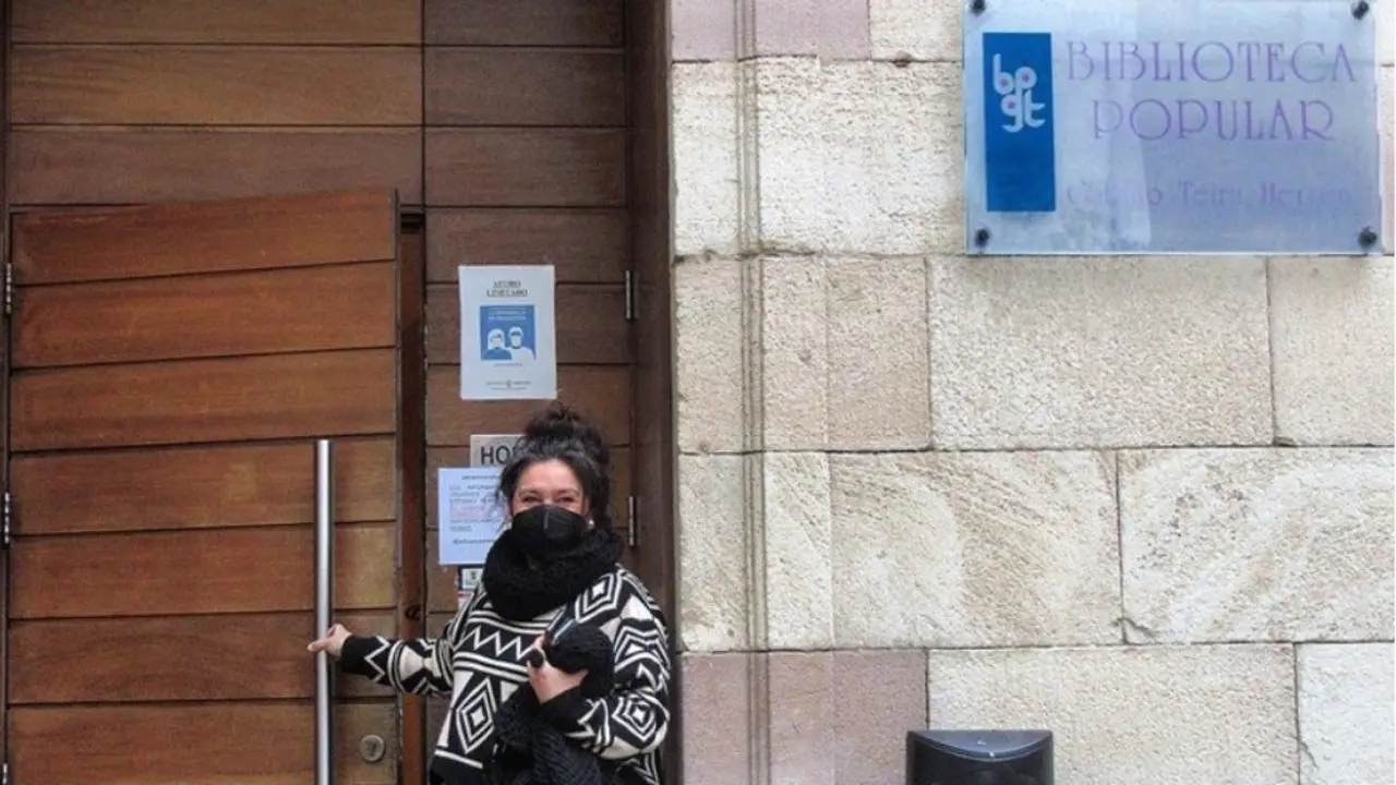 La concejala de Educación de Torrelavega, Esther Vélez, en la biblioteca municipal Gabino Teira