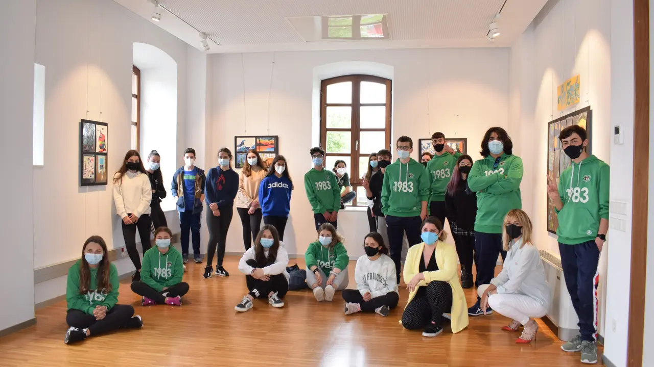 La alcaldesa de Pi&eacute;lagos, Ver&oacute;nica Samperio, junto a los alumnos del colegio Antonio Robinet en la exposici&oacute;n 'Un viaje diferente'