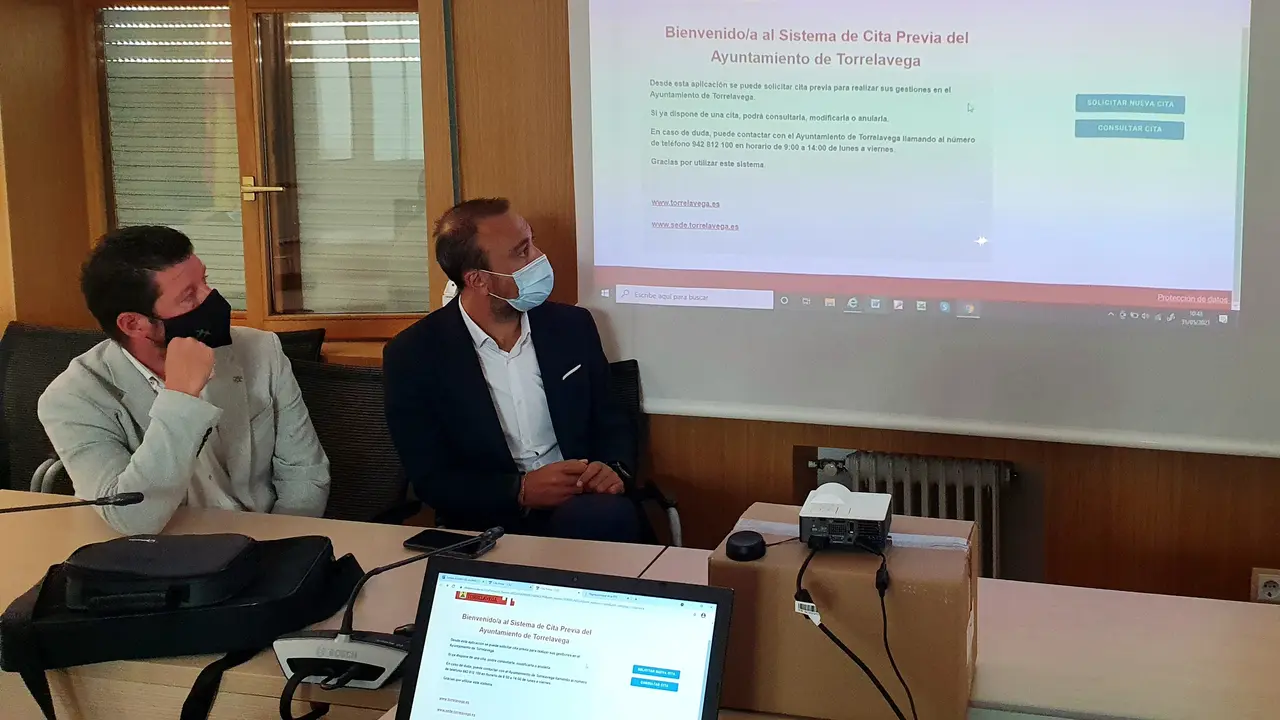 El alcalde de Torrelavega, Javier L&oacute;pez Estrada, y el concejal de Dinamizaci&oacute;n y Tics, Jes&uacute;s S&aacute;nchez, presentan en rueda de prensa el servicio de cita previa