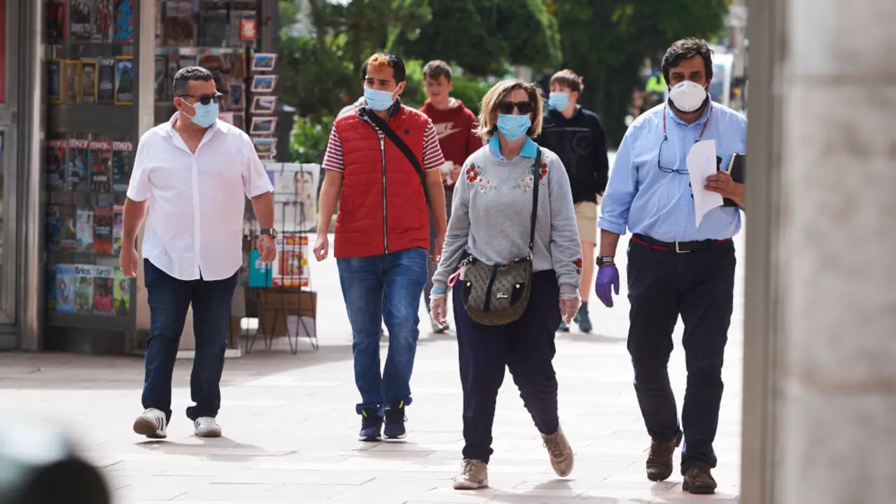 Transeúntes pasean por las calles de Santander