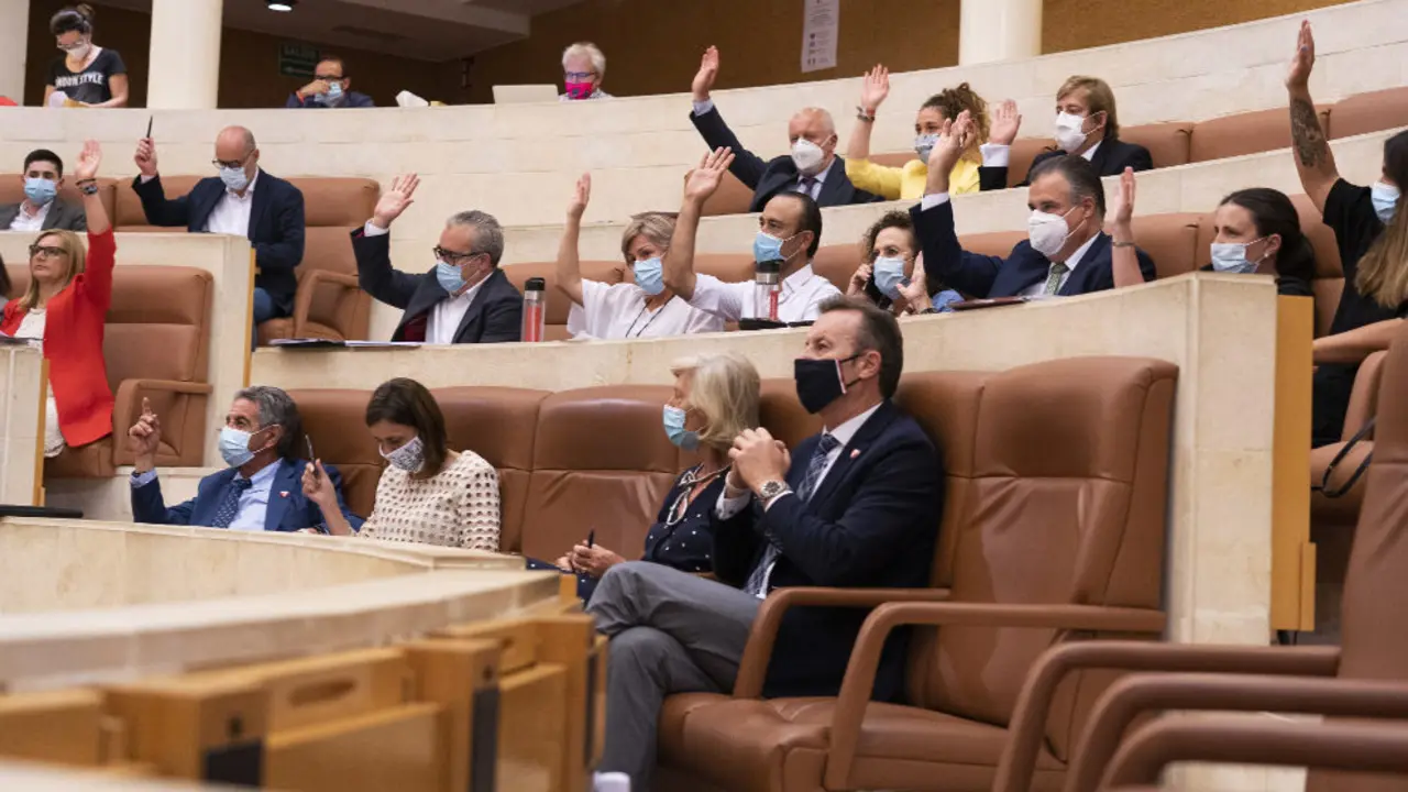 Votación en un Pleno del Parlamento de Cantabria