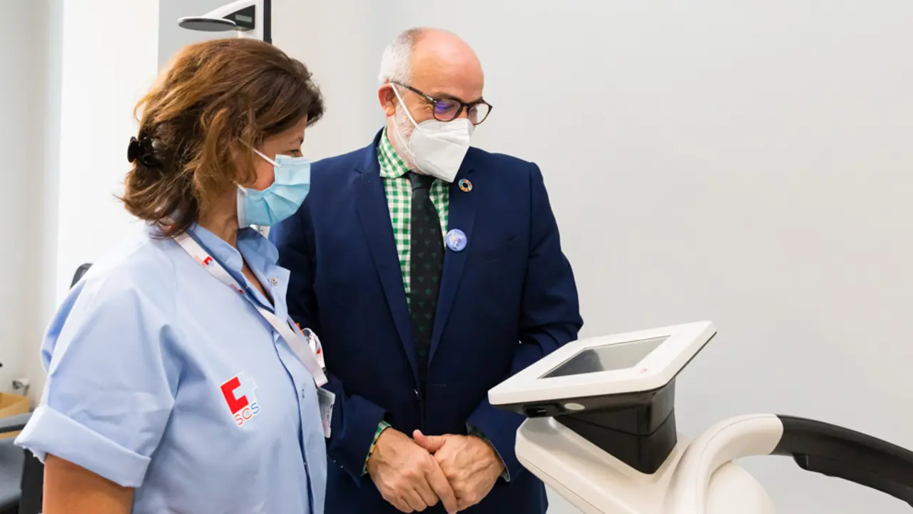 El consejero, Miguel Rodríguez, en el Pabellón 20 del Hospital Valdecilla