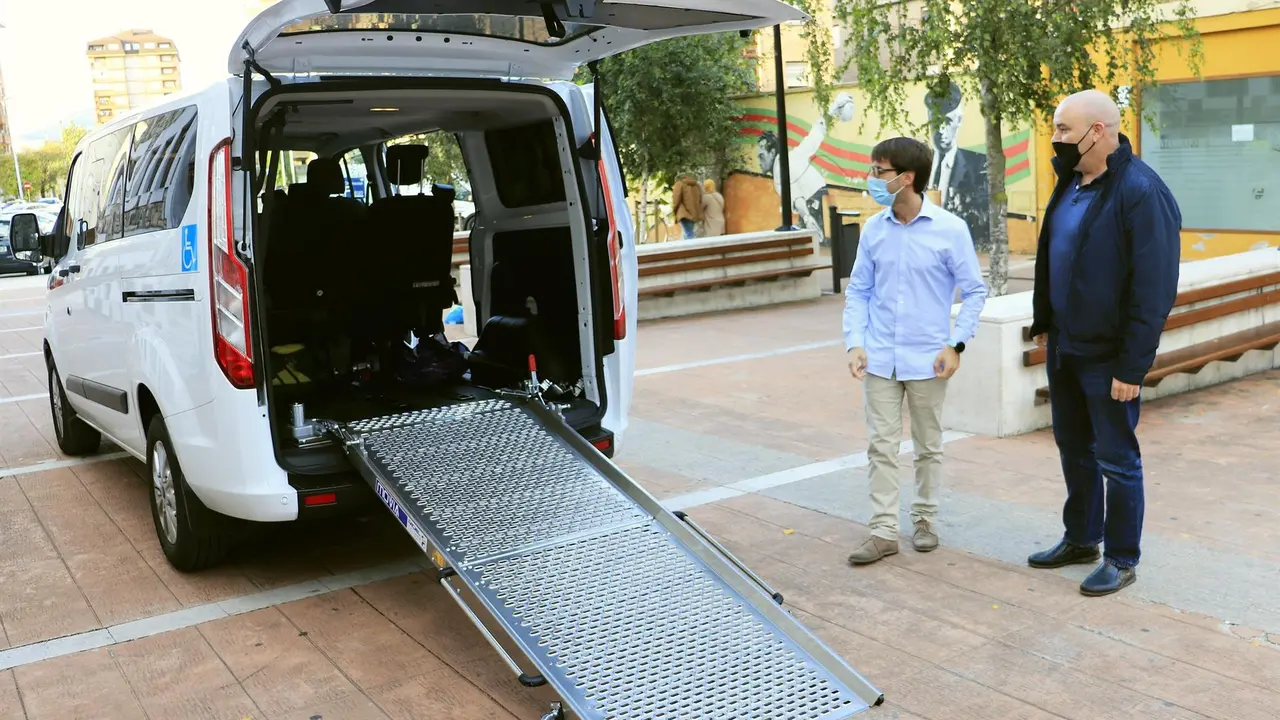El concejal del Taxi, Borja Sainz Ahumana, junto a un taxi adaptado