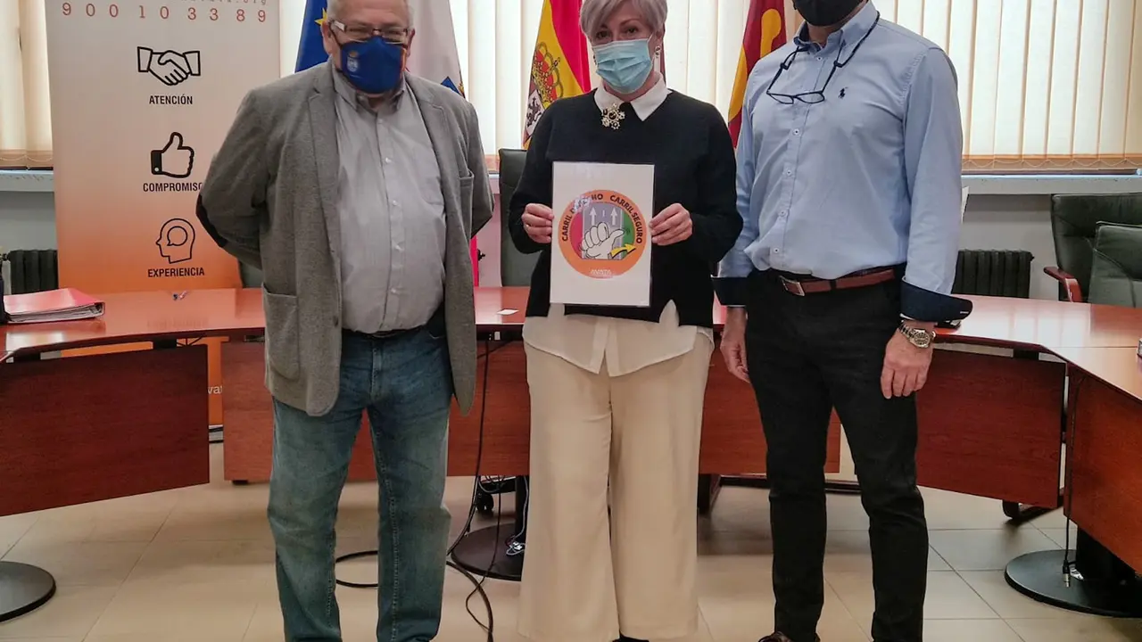La alcaldesa, Rosa D&iacute;az, en la firma del convenio con la Fundaci&oacute;n AVATA