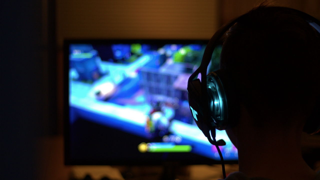 Persona jugando a los videojuegos