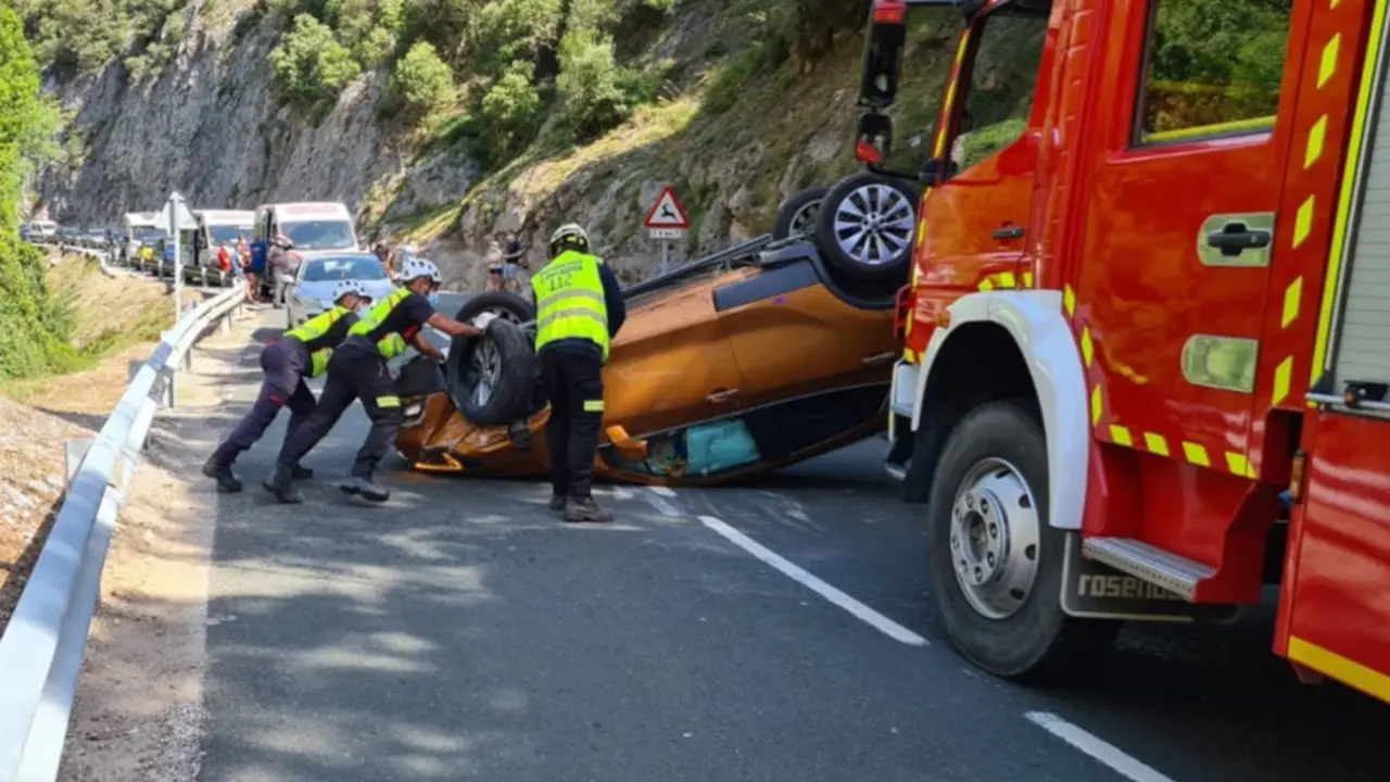 Vuelco de un vehículo en el Desfiladero de La Hermida | Foto- 112