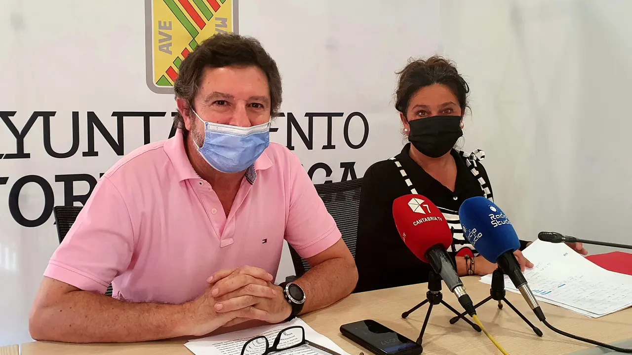 La concejala de Cultura, Esther V&eacute;lez, y el coordinador Carlos Alcorta presentan en rueda de prensa la IV Feria del Libro de Torrelavega