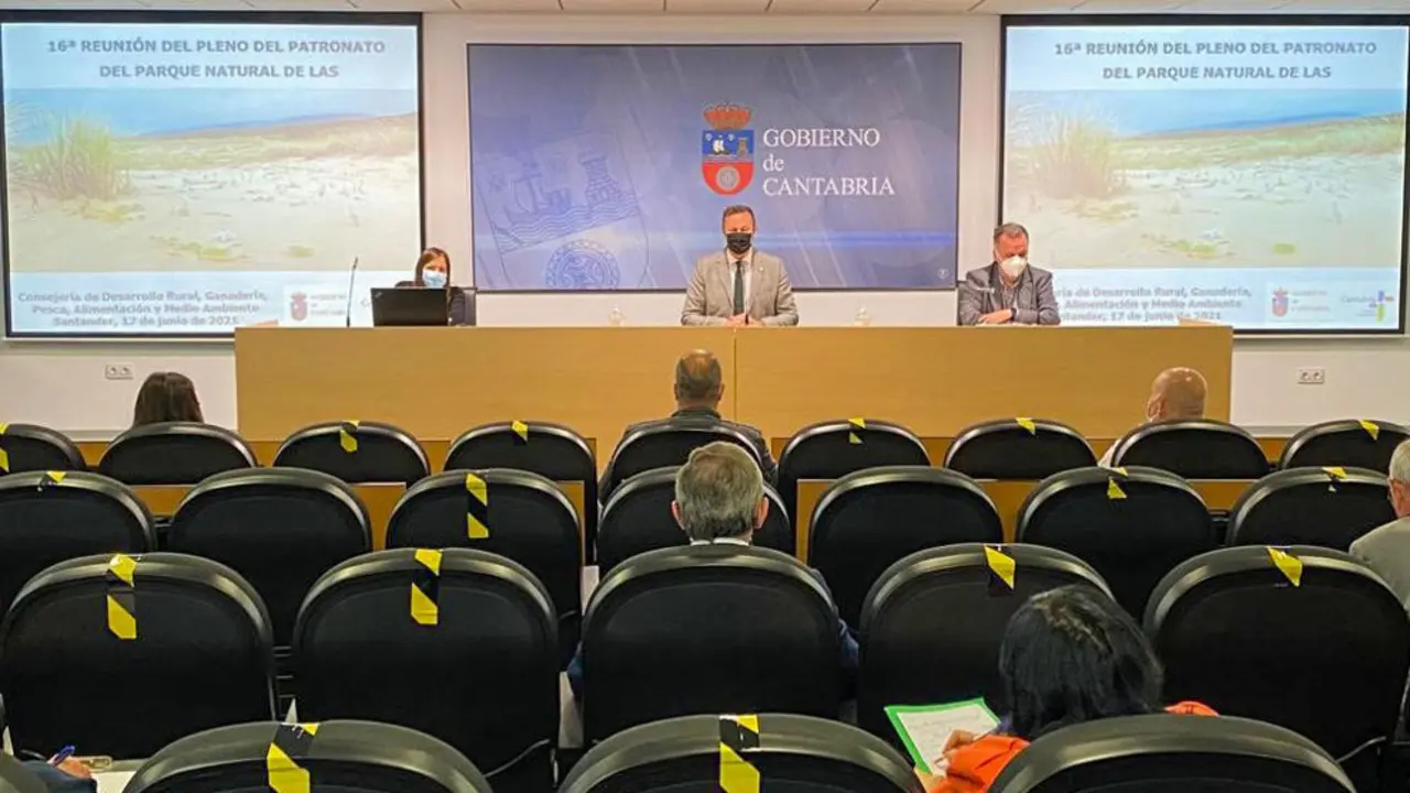 El consejero de Desarrollo Rural, Ganadería, Pesca, Alimentación y Medio Ambiente, Guillermo Blanco, preside el patronato del Parque Natural de las Dunas de Liencres