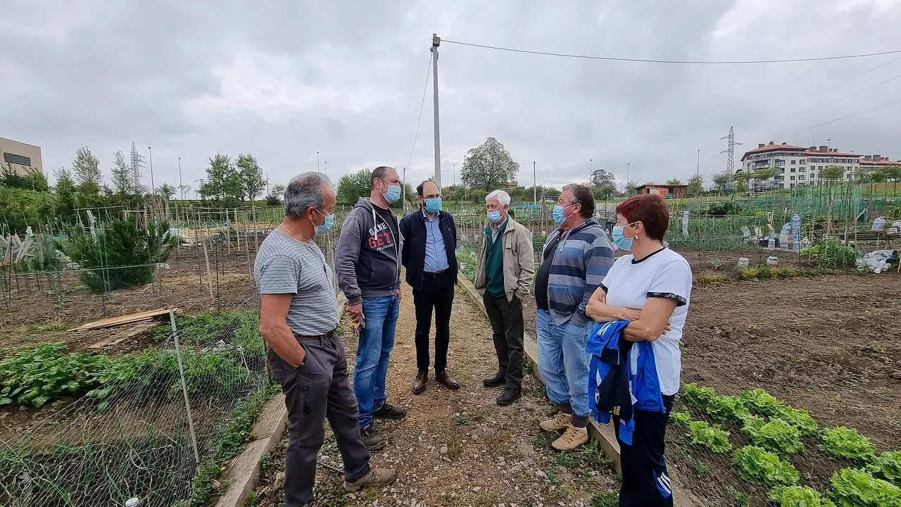 El concejal de Medio Ambiente de Torrelavega, Jos&eacute; Luis Urraca, en los huertos sostenibles de Torrelavega