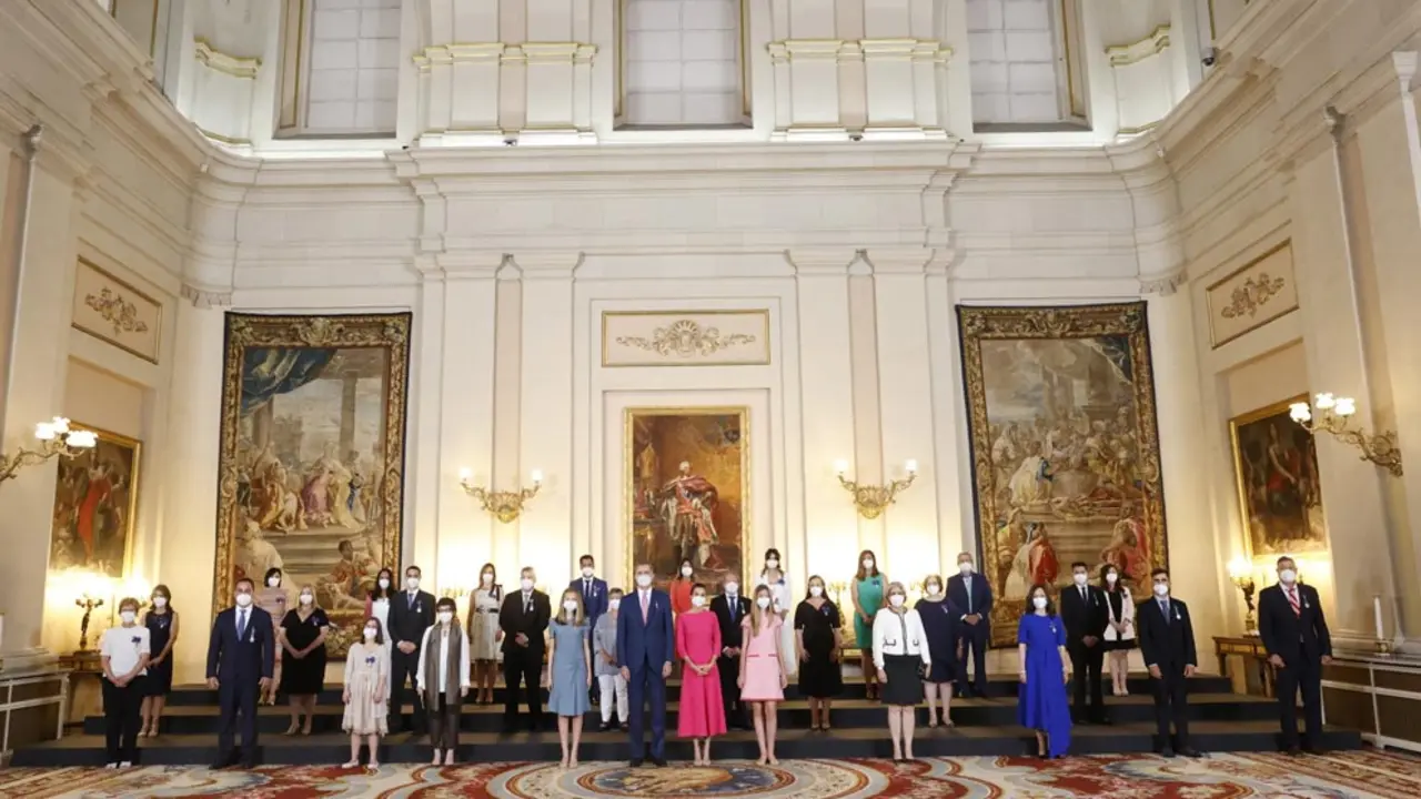 Los Reyes durante la entrega de la Orden del Mérito Civil a 24 españoles