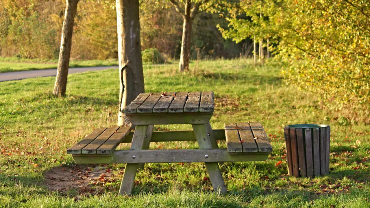 Mesa de un parque para disfrutar de nuestros planes