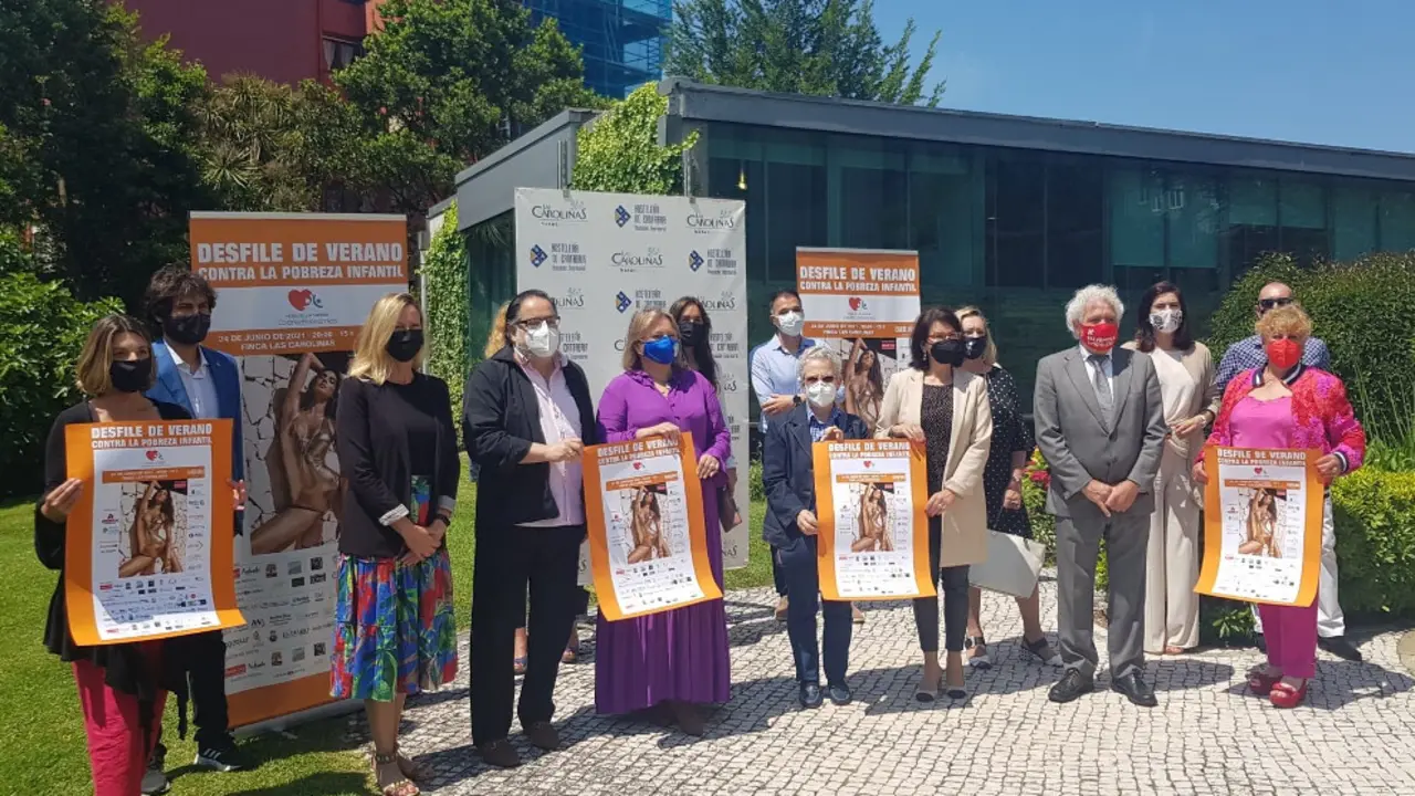 Presentación del desfile con el cartel considerado %22sexista%22