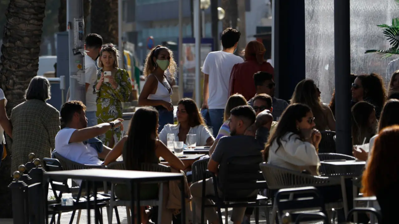 Jóvenes en una terraza
