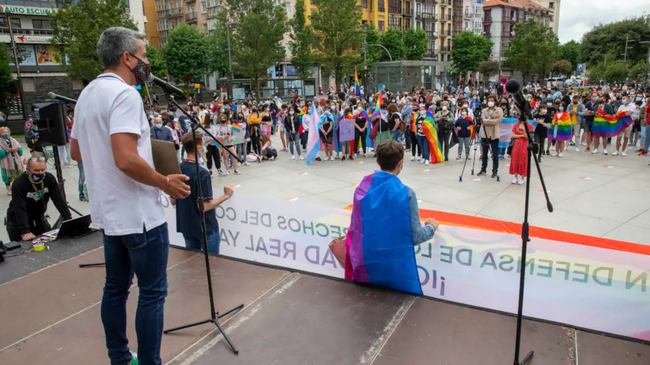 El vicepresidente y consejero de Universidades, Igualdad, Cultura y Deporte, Pablo Zuloaga, participa en el desfile del Orgullo LGTBI hasta la Plaza Porticada y recoge el premio que la asociaci&oacute;n Alega concede a la Escuela Oficial de Tiempo Libre