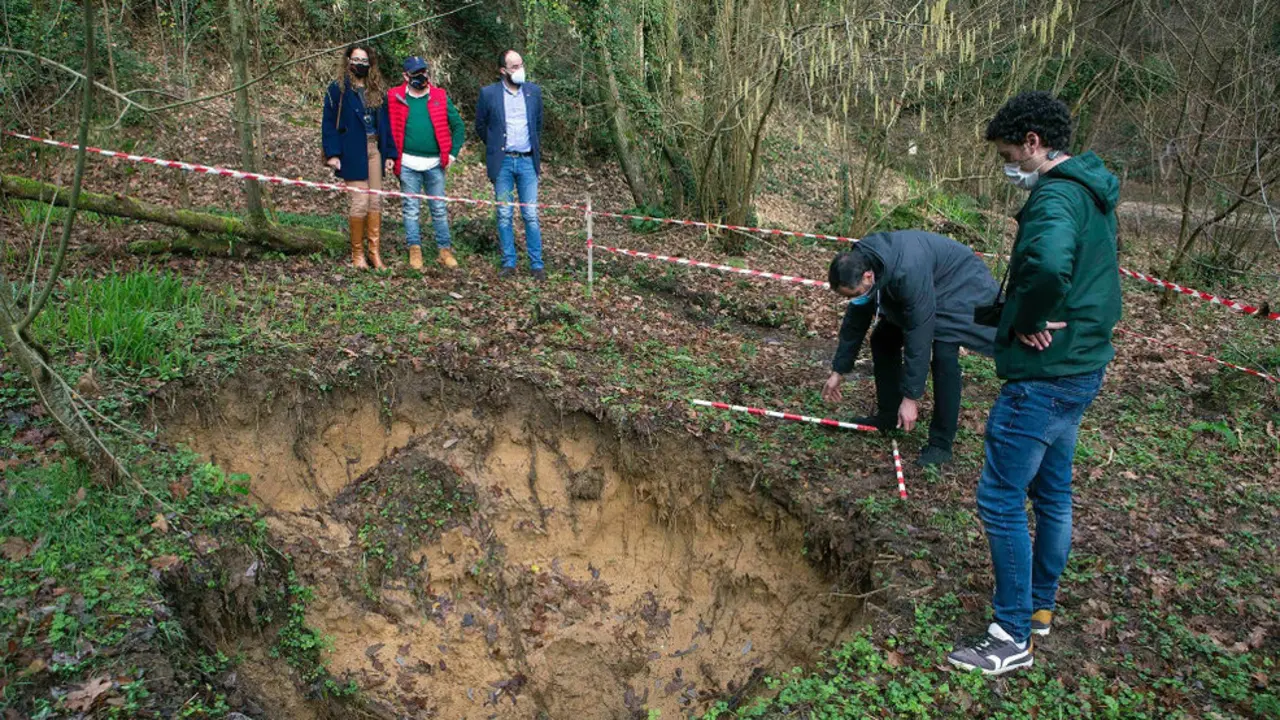 La directora general de Patrimonio Cultural visitó el entorno de la Cueva de El Juyo en Camargo para valorar el hundimiento que se ha producido | Foto de archivo