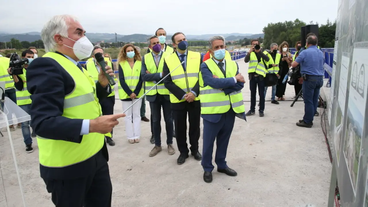 El presidente de Cantabria, Miguel Ángel Revilla, y el ministro de Transportes, Movilidad y Agenda Urbana, José Luis Ábalos, visitan las obras de la variante entre Sierrapando y Barreda