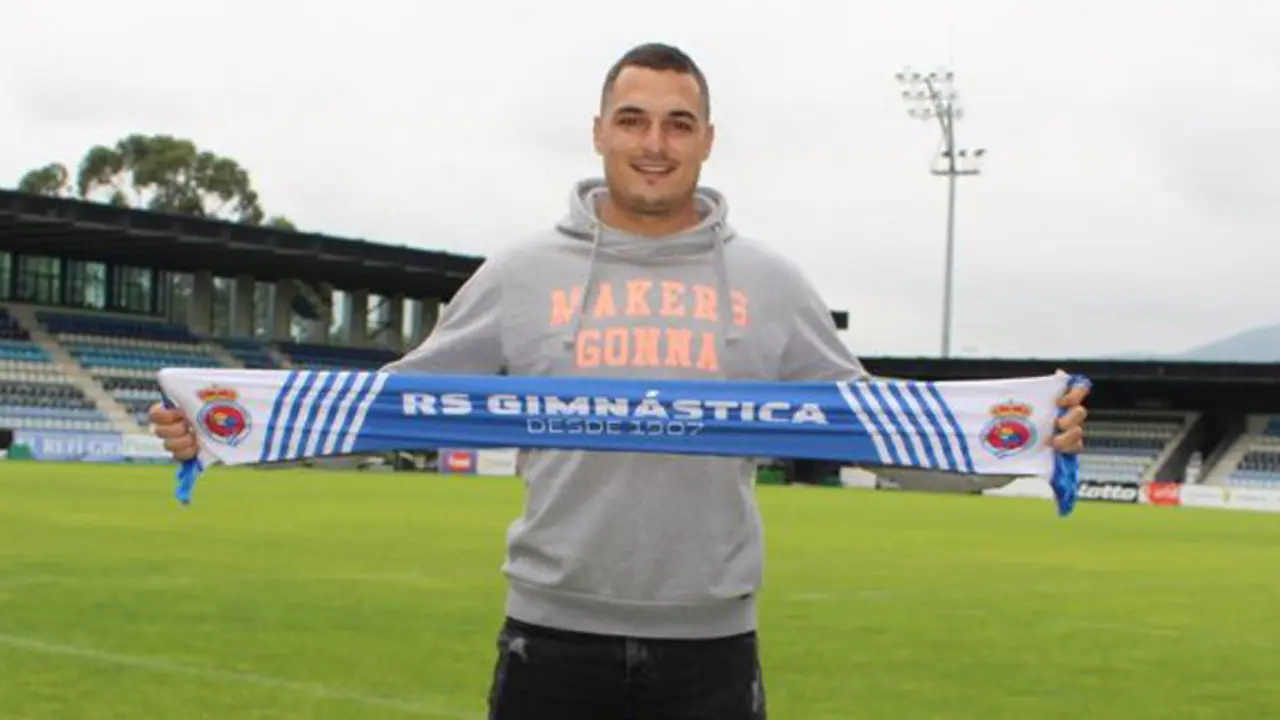 El delantero burgalés Carlos Tobar, en su presentación con la Gimnástica | Foto- RS Gimnástica